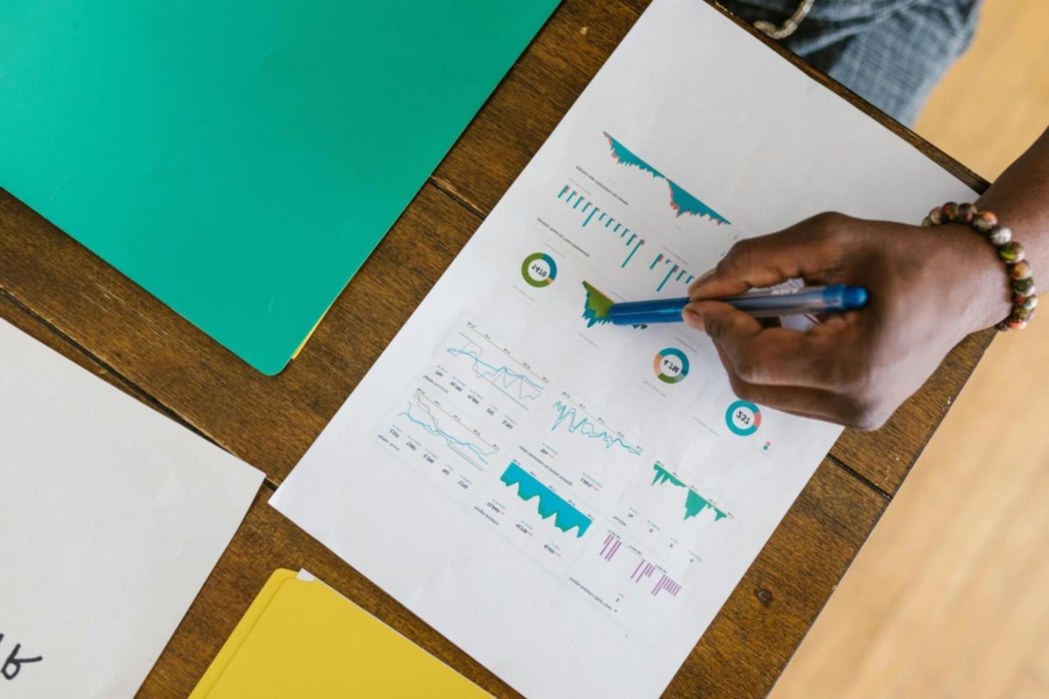 Participante em sessão de formação online sobre técnicas de SEO