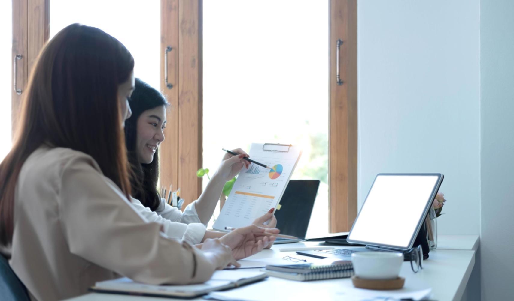 Espaço de trabalho moderno e colaborativo da Syntheriqlo